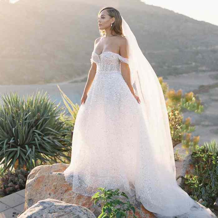 Off shoulders wedding dress